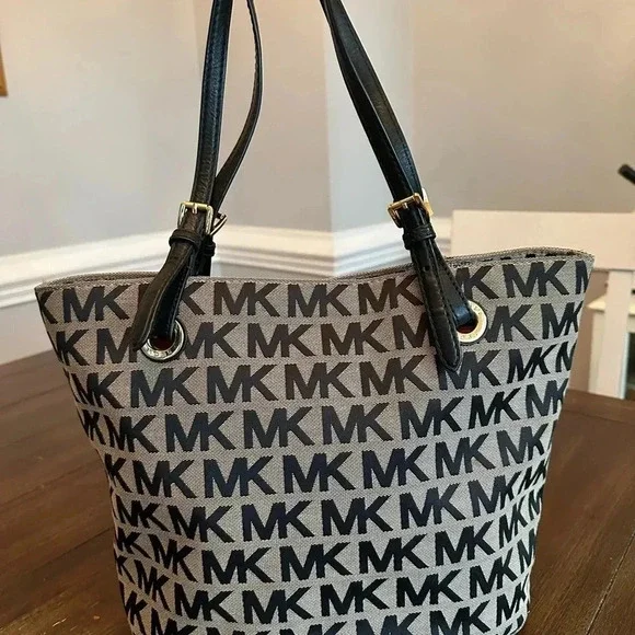 Michael Kors tote + pouch/wristlet - Picture 16 of 16